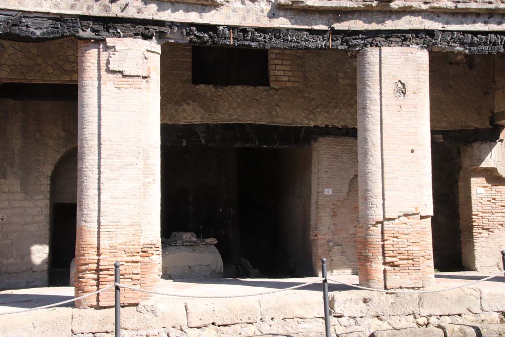 Decumanus Maximus, Herculaneum, October 2020.
Building on north side of the Decumanus Maximus, entrance doorway of shop numbered 4 under portico. Photo courtesy of Klaus Heese.